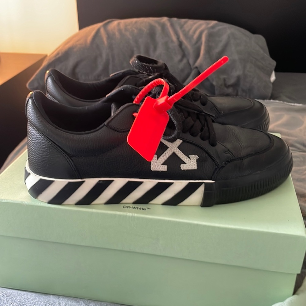Off-white vulcanized Low Black White sneaker